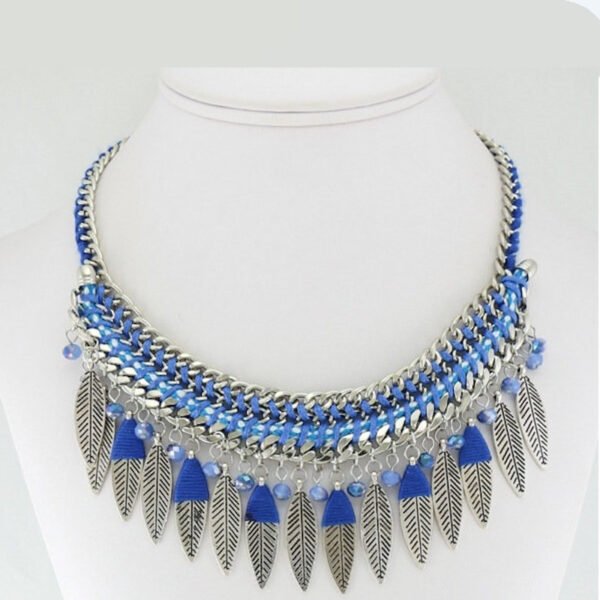collier plastron maille bleue